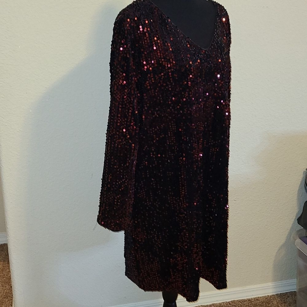 Mansha sequins dress in black with Burgundy sequins. 23.5" chest, 36.5 length. - Picture 5 of 9